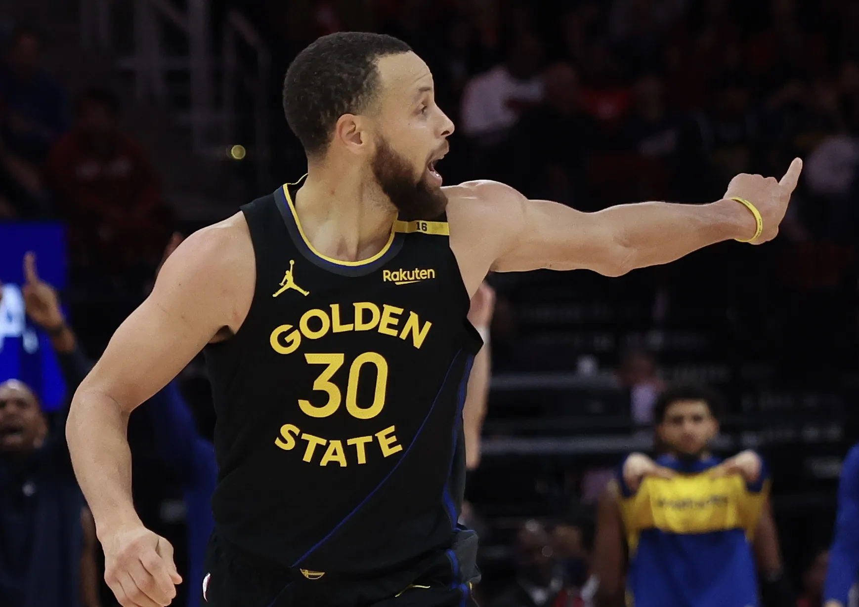 包含库里官方宣布大比分获胜新规，巴黎圣日耳曼引发争议！引发球迷热议的词条