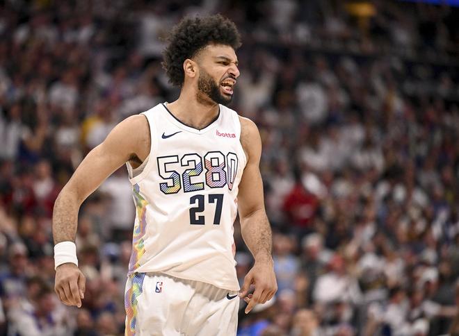 包含穆雷在独行侠比赛中出色防守，大比分获胜引发热议！全场沸腾不已的词条