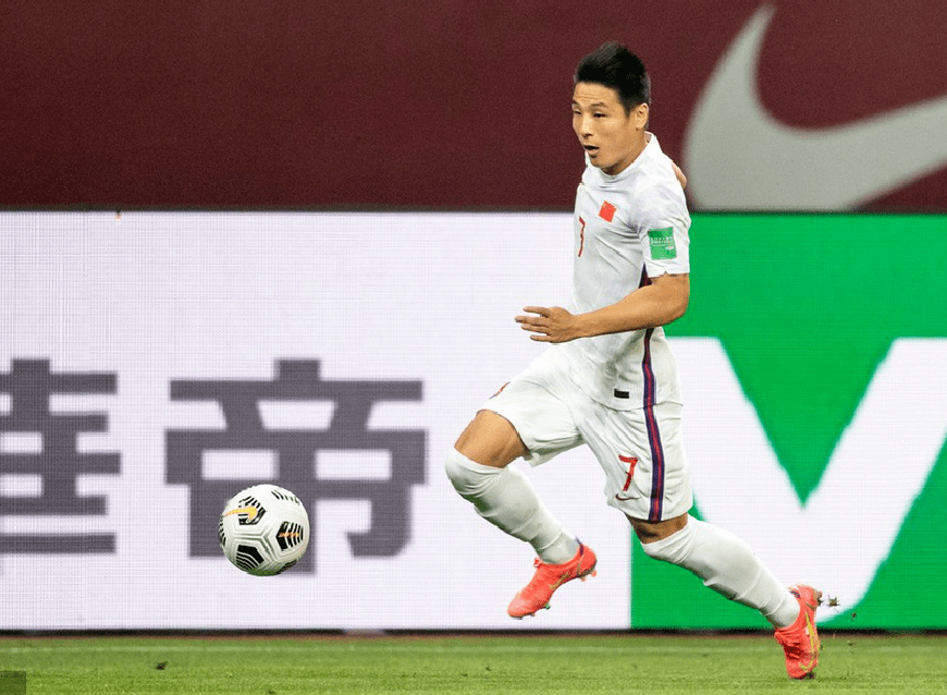 阿斯顿维拉迎社区盾关键赛,集结日防线松动,质疑声仍在,年轻球员得到机会 阿斯顿维拉迎社区盾关键赛,集结日防线松动,质疑声仍在,年轻球员得到机会